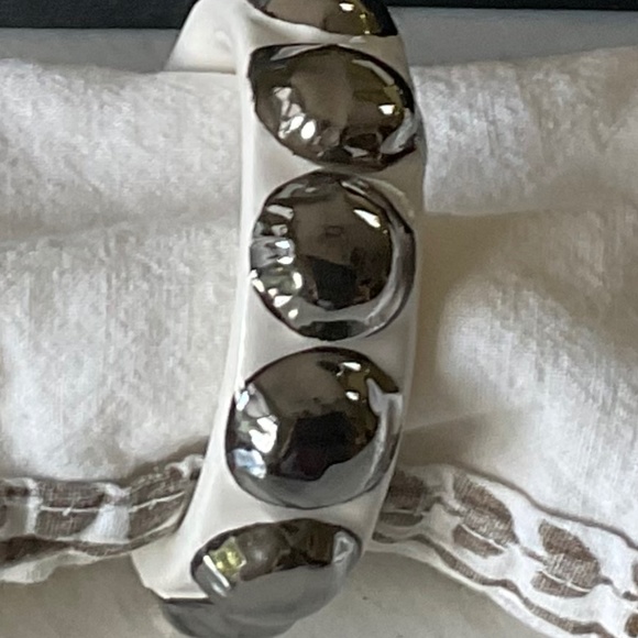 STUDIO B WHITE/SILVER NAPKIN RINGS - CONTEMPORARY NWB - Picture 9 of 9